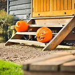 Flora Luxury Retreat, Private Garden, Views & Hot Tub